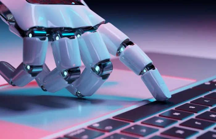 Robotická ruka nad klávesnicí – dnešní ERP systémy pracují s cloudem a umělou inteligencí